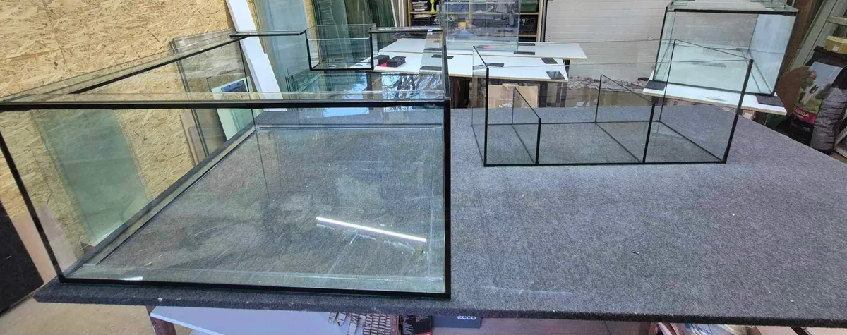 Tengeri akvárium építés kivitelezési fázisa – 50x100x100 cm medence telepítése